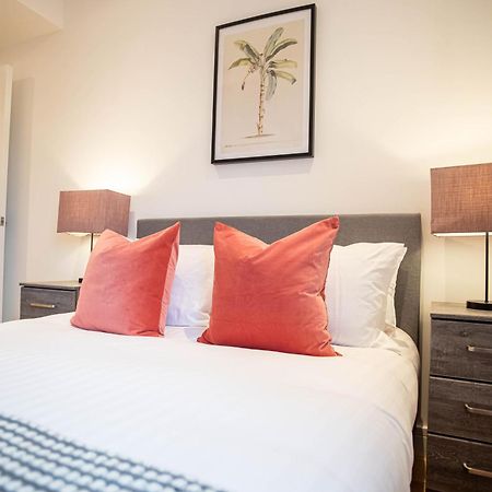 Deluxe Chic 1 2 Bed Apts Near Heathrow Legoland Windsor Slough Villa Exterior photo