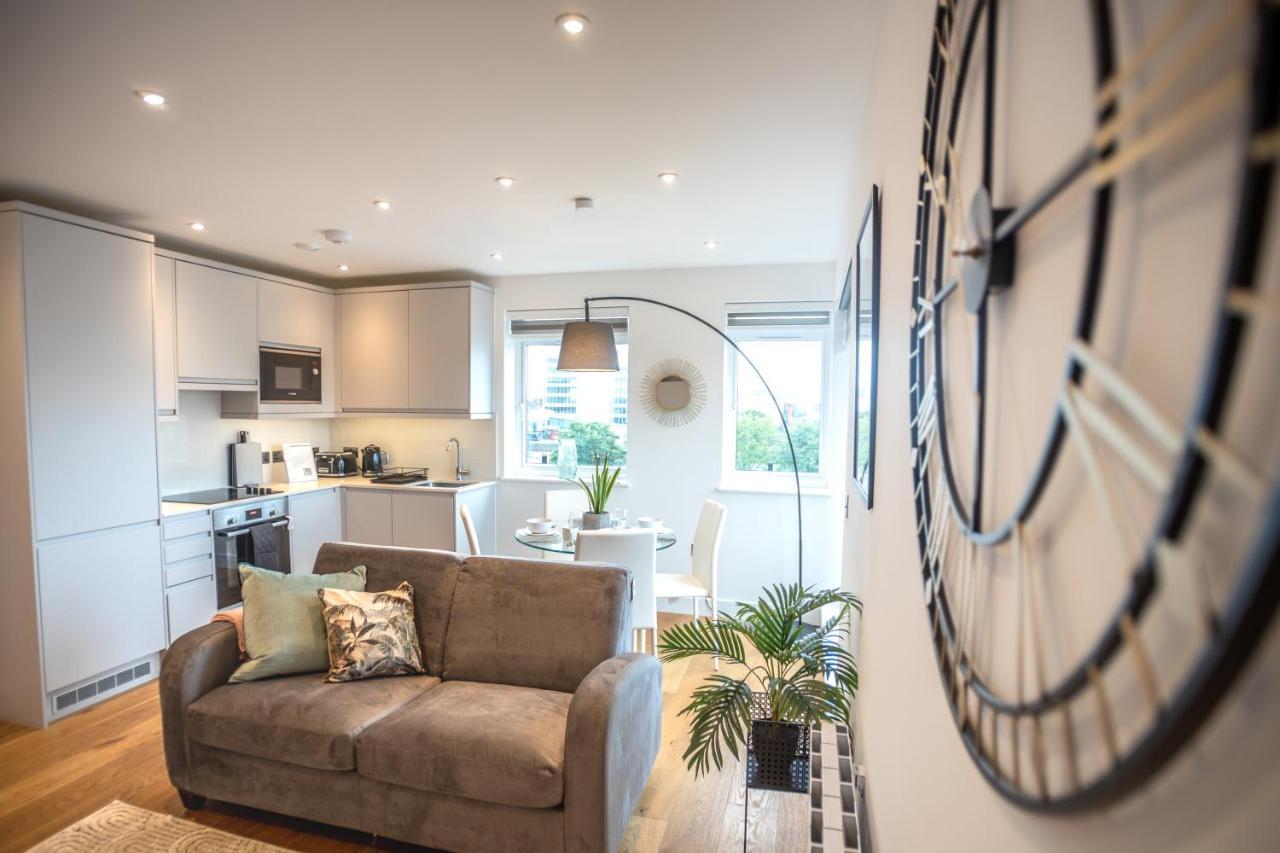 Deluxe Chic 1 2 Bed Apts Near Heathrow Legoland Windsor Slough Villa Exterior photo