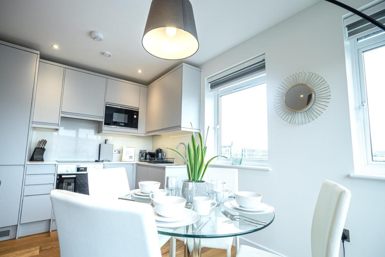 Deluxe Chic 1 2 Bed Apts Near Heathrow Legoland Windsor Slough Villa Exterior photo