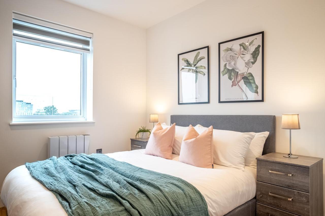 Deluxe Chic 1 2 Bed Apts Near Heathrow Legoland Windsor Slough Villa Exterior photo