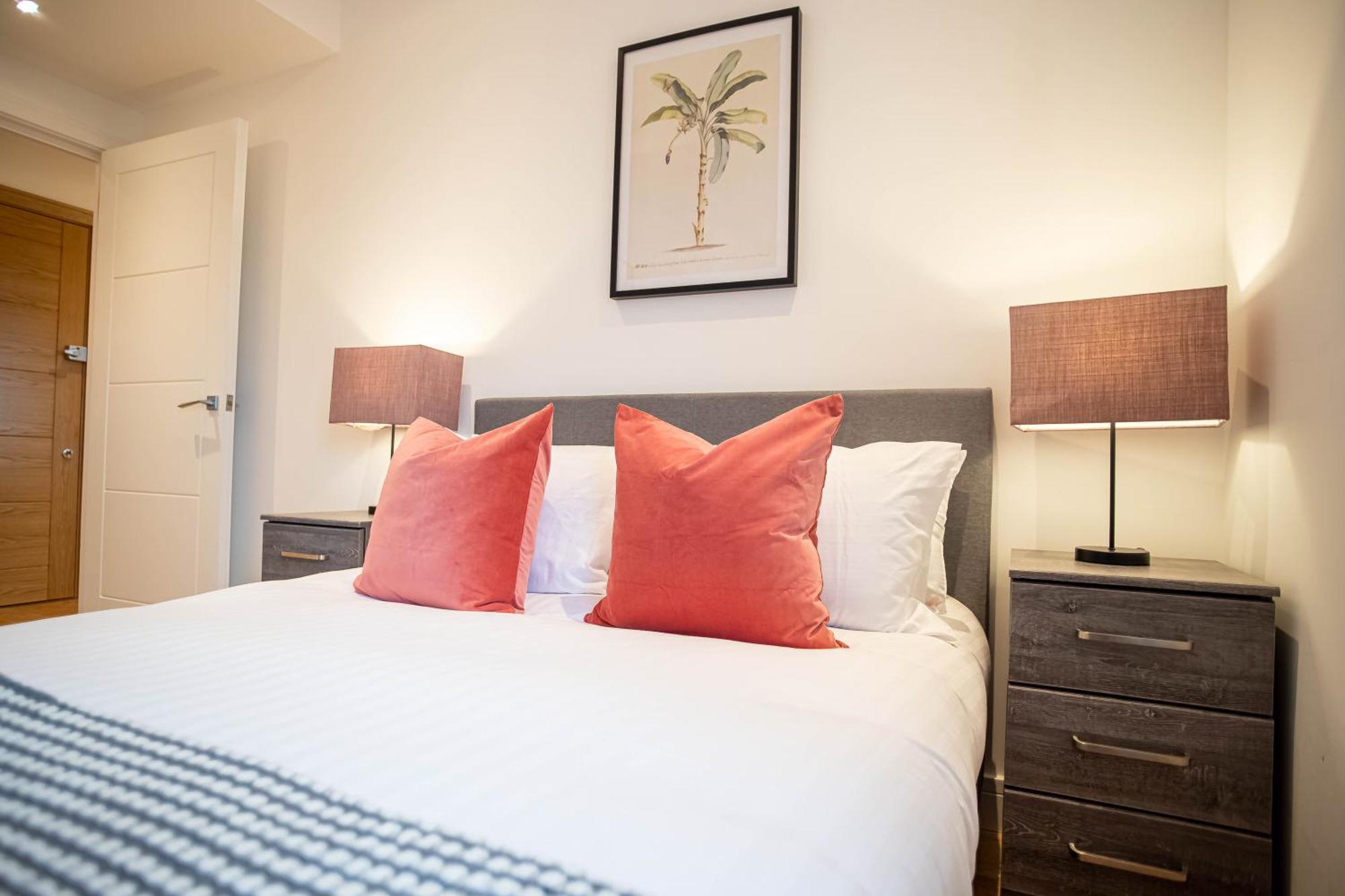 Deluxe Chic 1 2 Bed Apts Near Heathrow Legoland Windsor Slough Villa Exterior photo