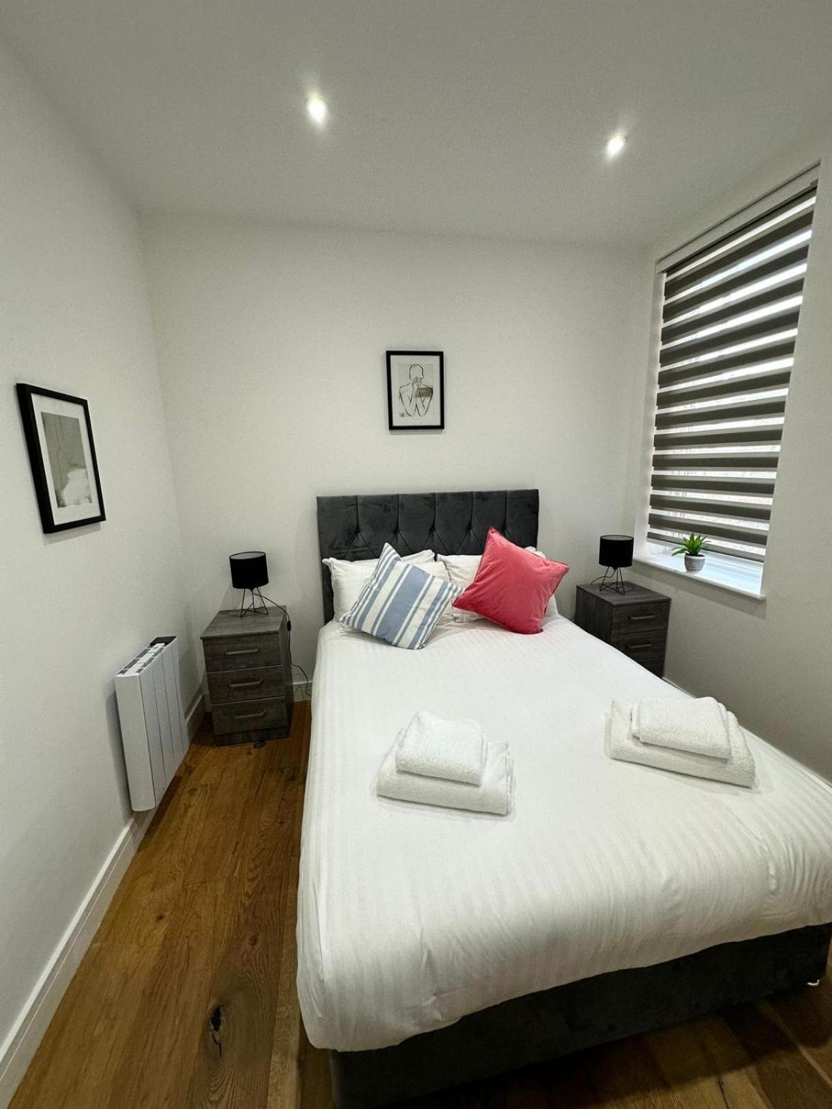 Deluxe Chic 1 2 Bed Apts Near Heathrow Legoland Windsor Slough Villa Exterior photo
