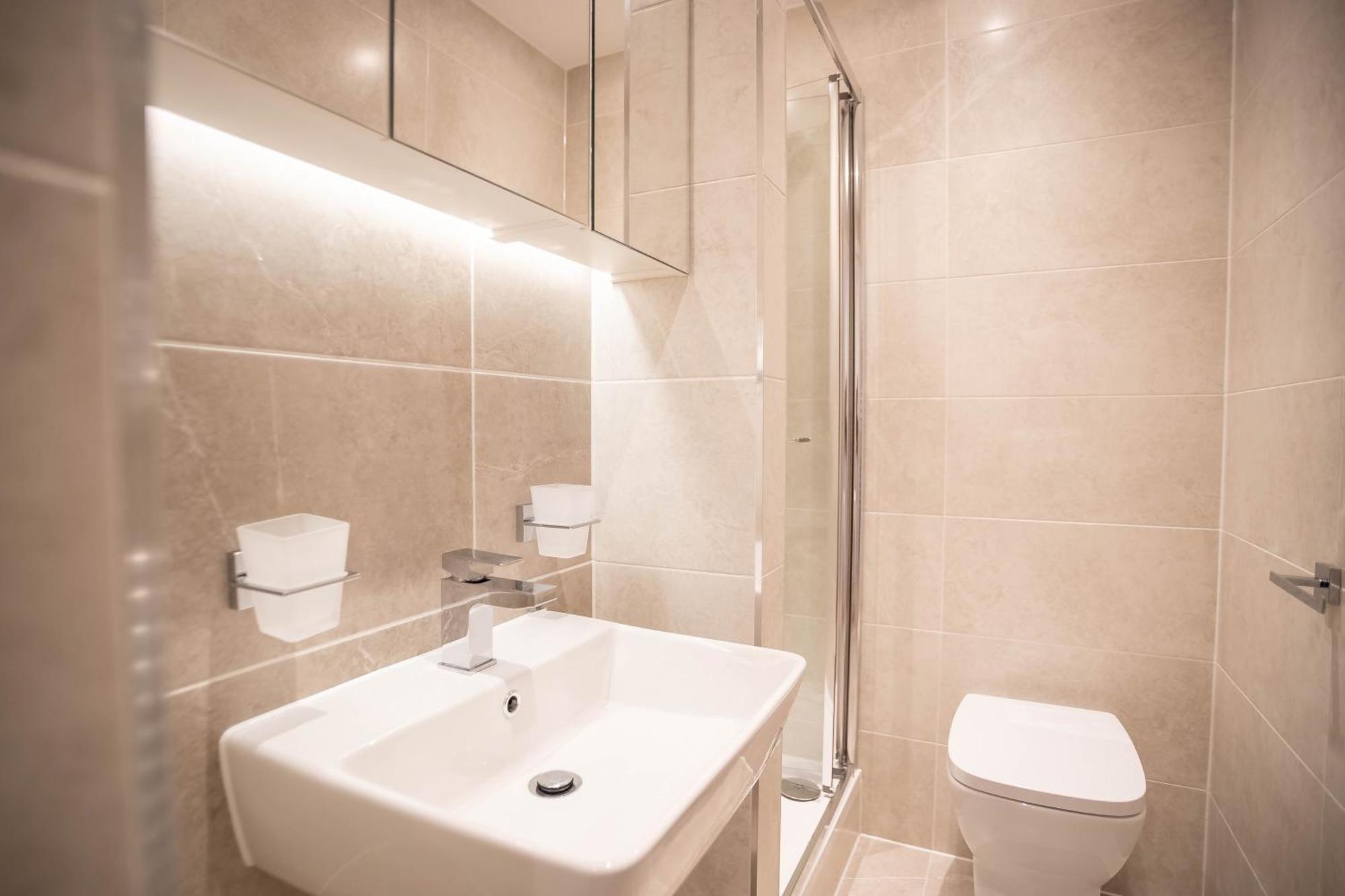 Deluxe Chic 1 2 Bed Apts Near Heathrow Legoland Windsor Slough Villa Exterior photo