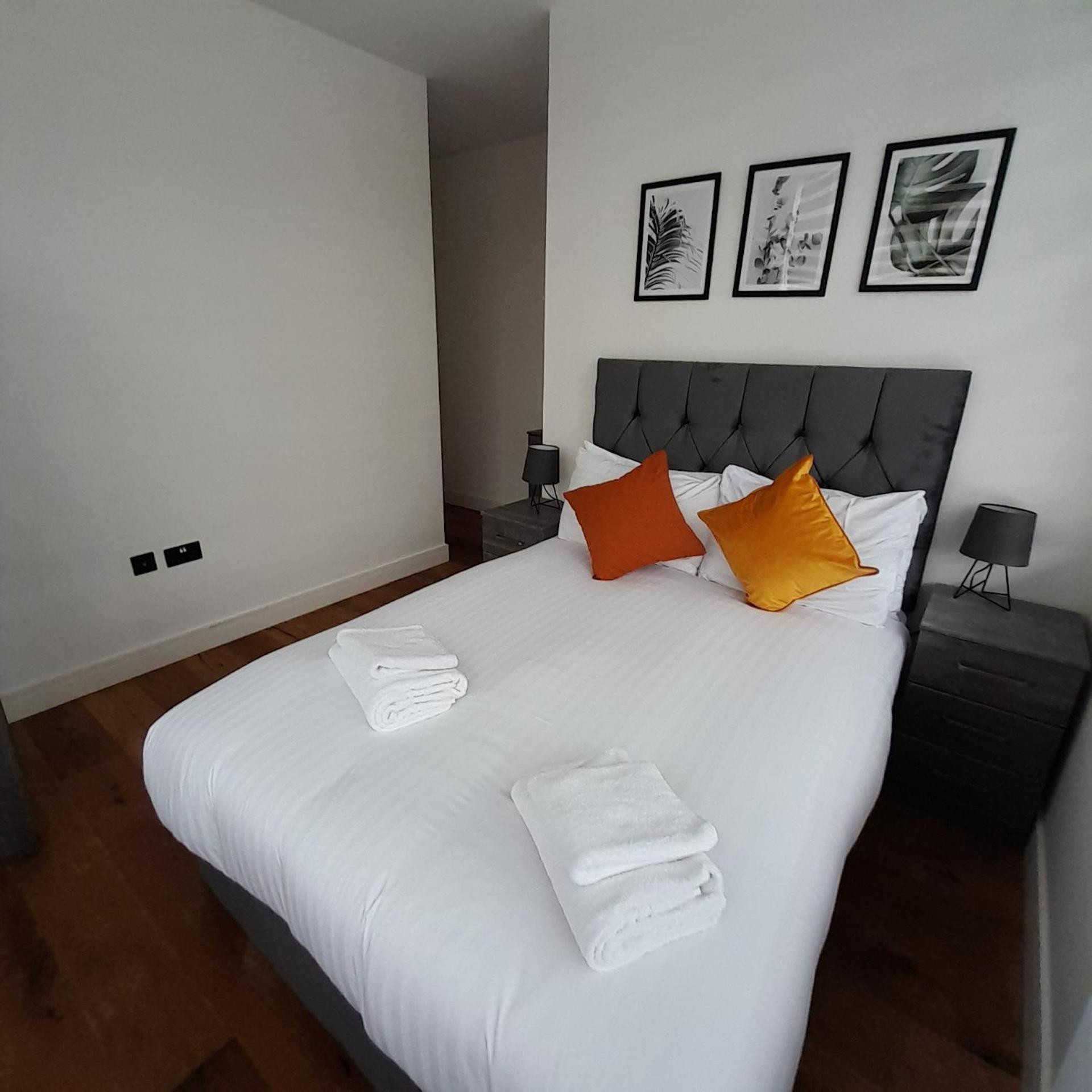 Deluxe Chic 1 2 Bed Apts Near Heathrow Legoland Windsor Slough Villa Exterior photo