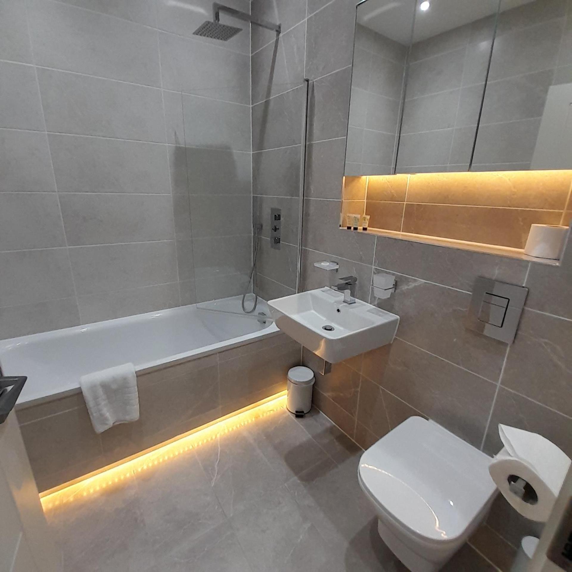 Deluxe Chic 1 2 Bed Apts Near Heathrow Legoland Windsor Slough Villa Exterior photo