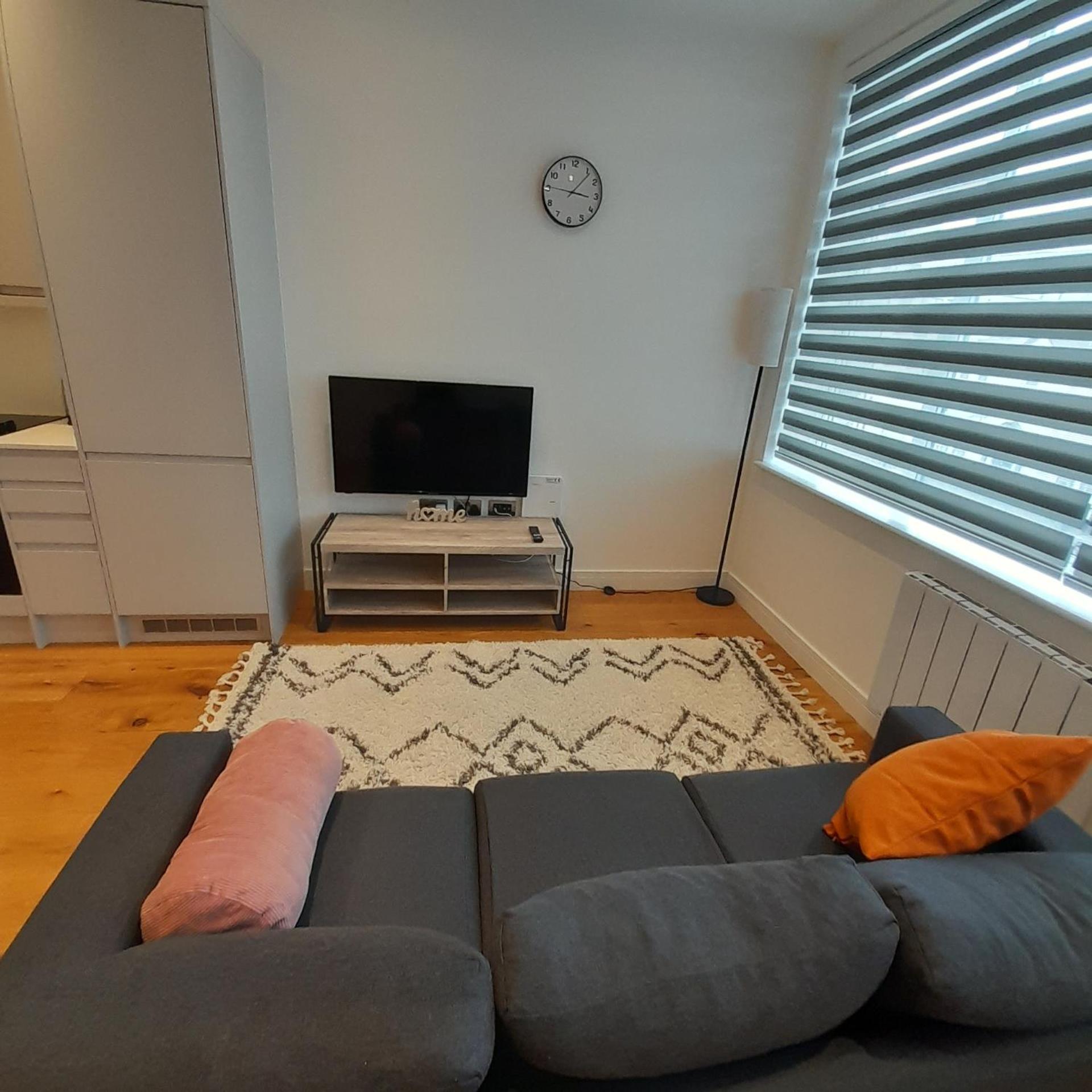 Deluxe Chic 1 2 Bed Apts Near Heathrow Legoland Windsor Slough Villa Exterior photo
