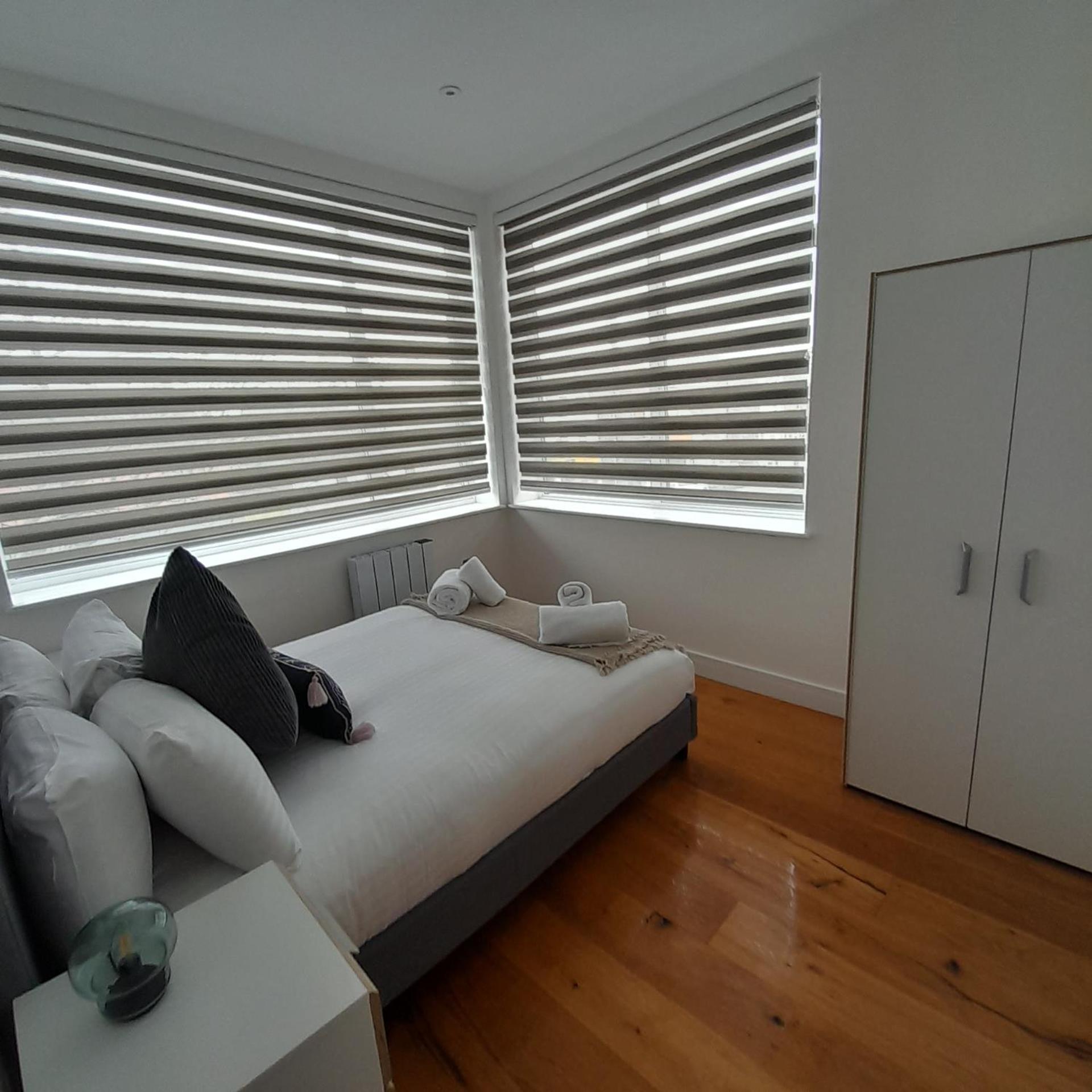 Deluxe Chic 1 2 Bed Apts Near Heathrow Legoland Windsor Slough Villa Exterior photo